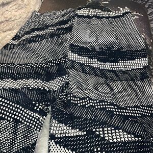 #933| Chico's (sz 1) Black and White Patterned Travelers- never wrinkles